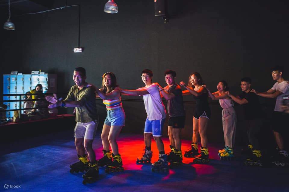 Leute, die in einer Reihe Schlittschuhlaufen