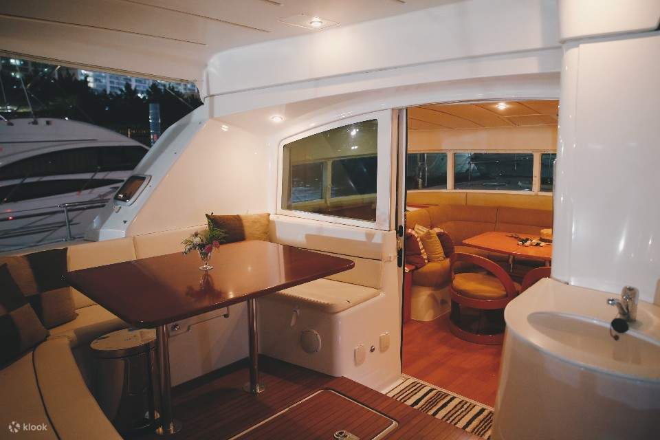 à l'intérieur du yacht