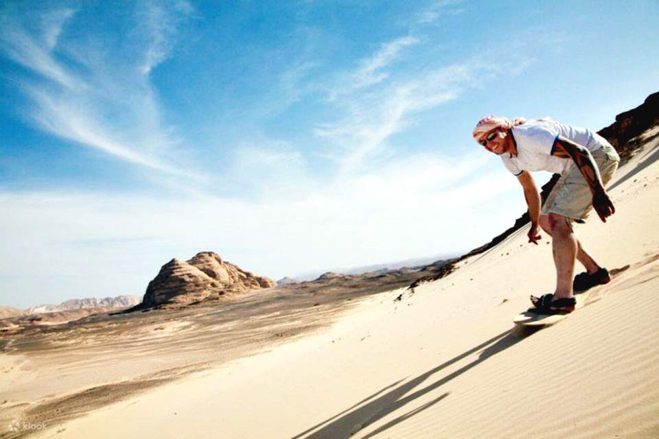 含午餐的沙漠和海上運動之旅