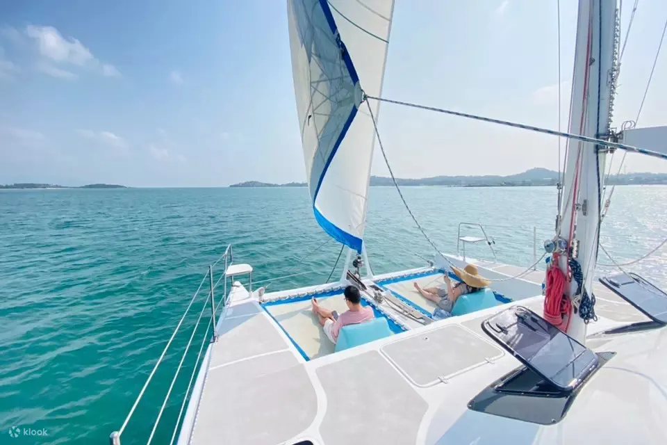 在船前享受日光浴，享受海风