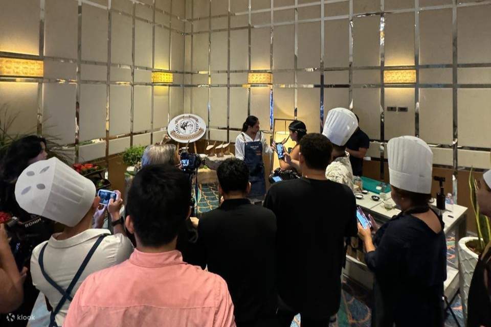 Khách chụp ảnh học viên trong lớp