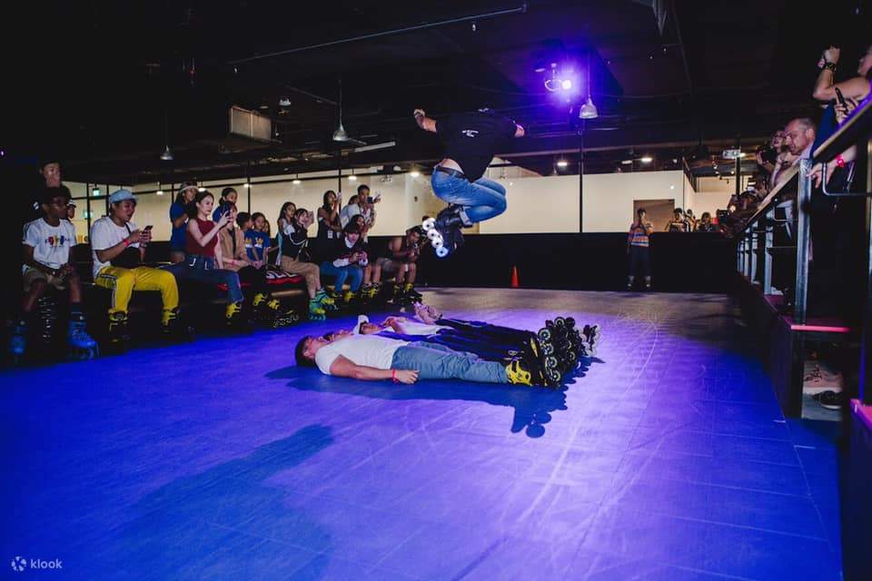 Skater springt über liegende Menschen