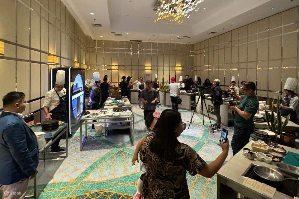 持續進行的課程，客人們可以觀看學生烹飪