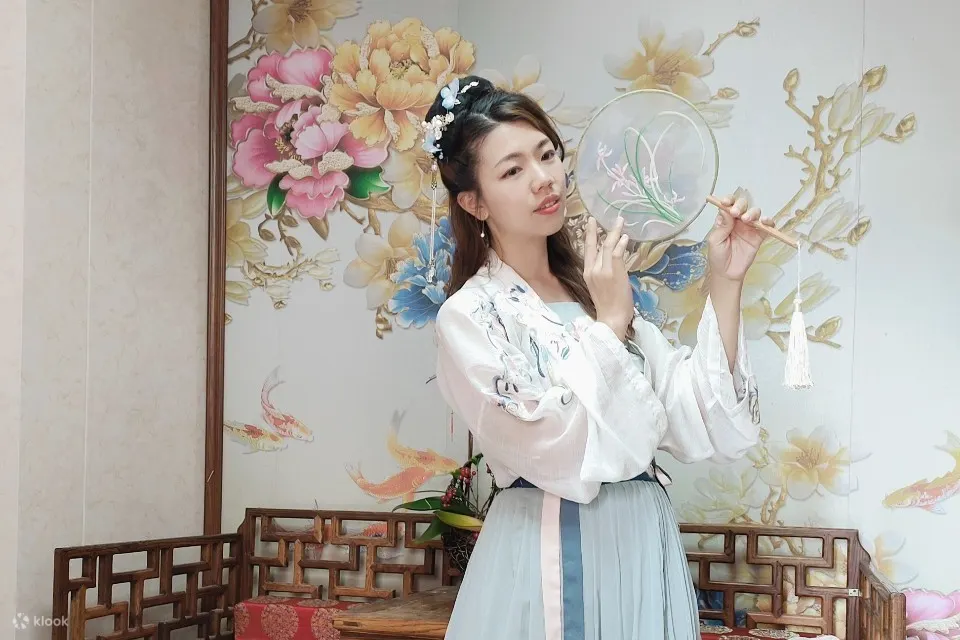 Indoor Hanfu shooting