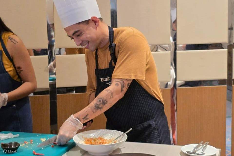 Học sinh thái nguyên liệu cho vào bát