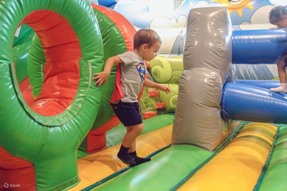 niño saltando en un castillo hinchable