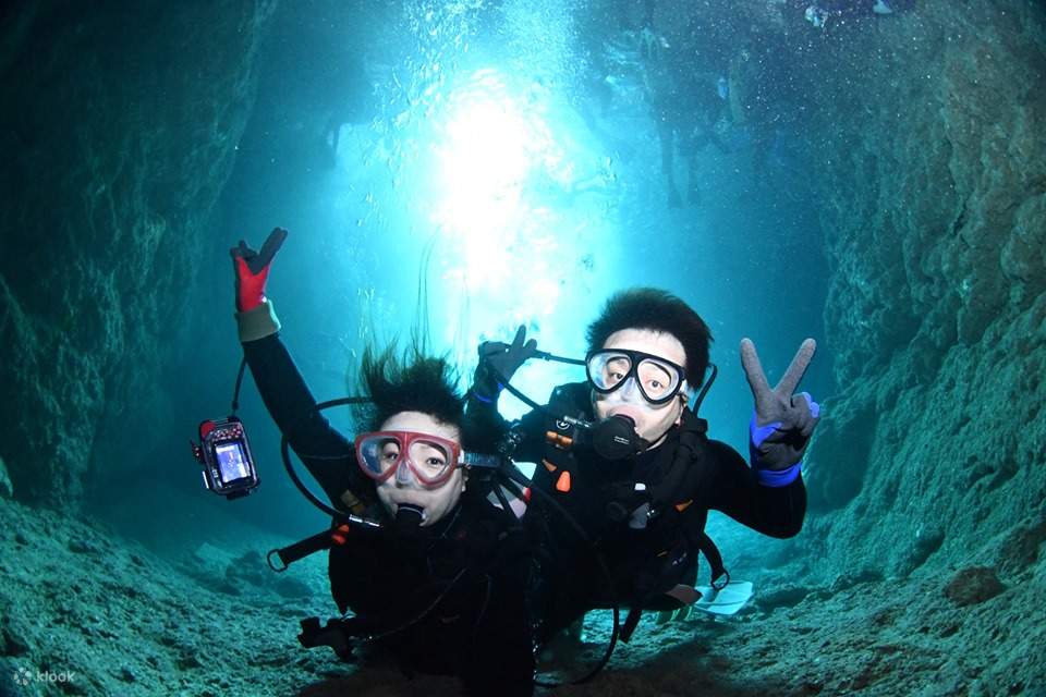 Desa Onna, menyelam dan snorkeling di Gua Biru (jalur perahu) (foto dan video tanpa batas, parkir & shower gratis)