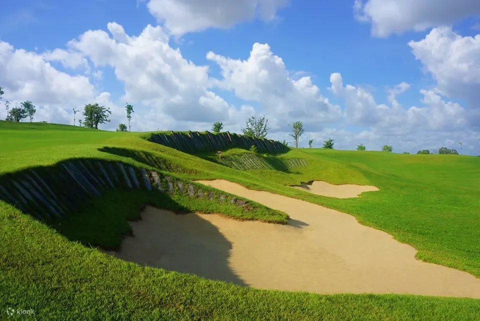 「死亡之墙」是一个五杆洞，上坡双重之字形球道，设有一个19英尺的坑式沙坑，守护着果岭。