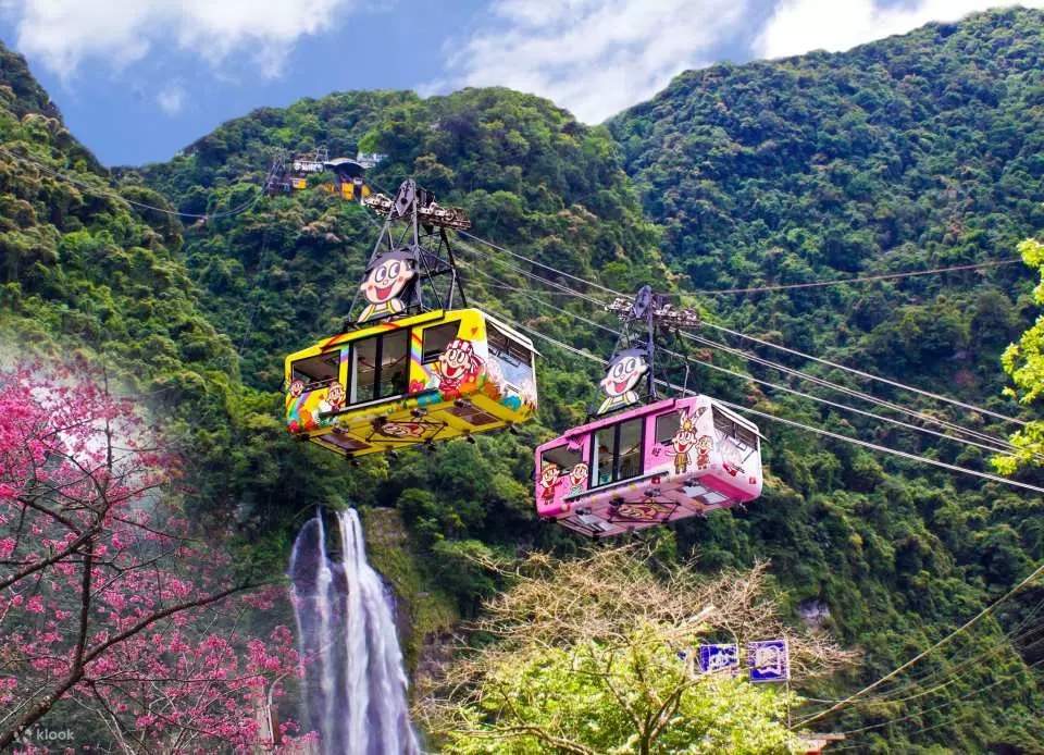 搭乘纜車可將瀑布、高山美景盡收眼底，來山上吸取大自然芬多精