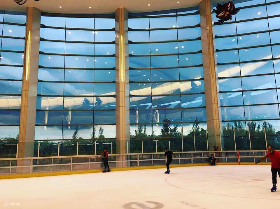 pemandangan kaca untuk melihat pemandangan luar dari arena seluncur es