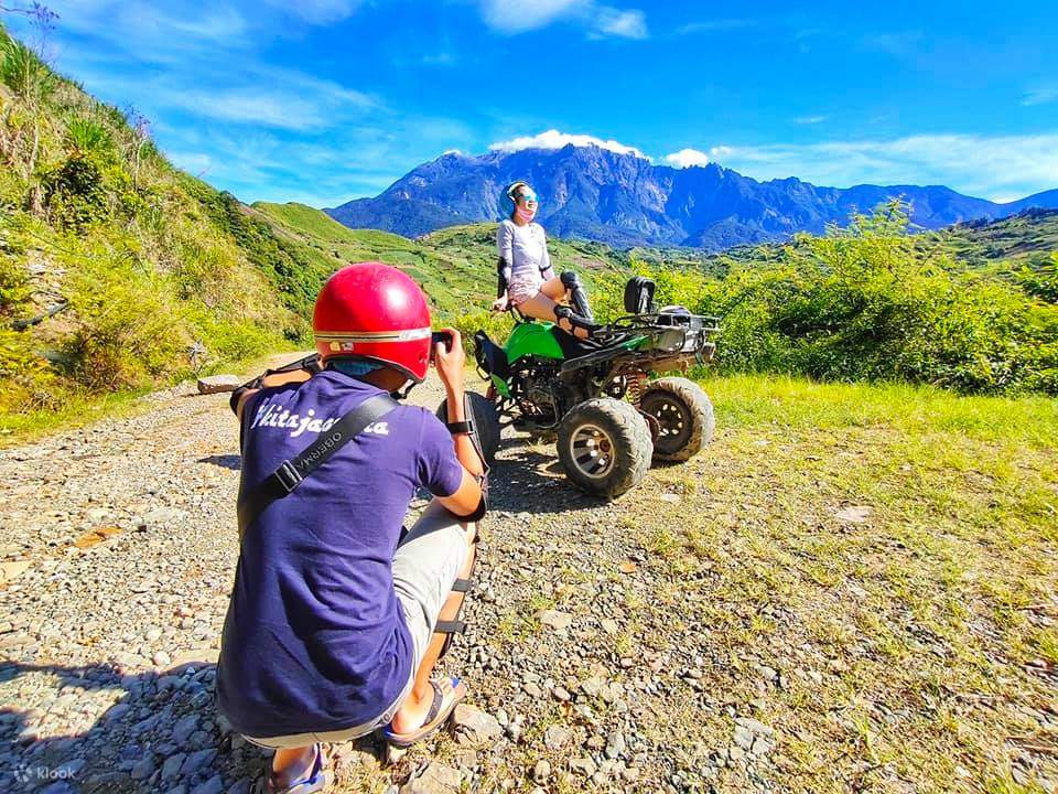拍攝ATV和山脈的照片