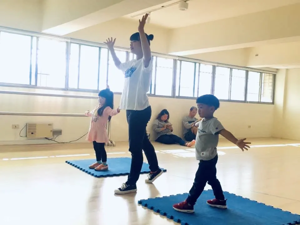 从学习跳舞的过程中，慢慢的你可以感受到孩子的成长
