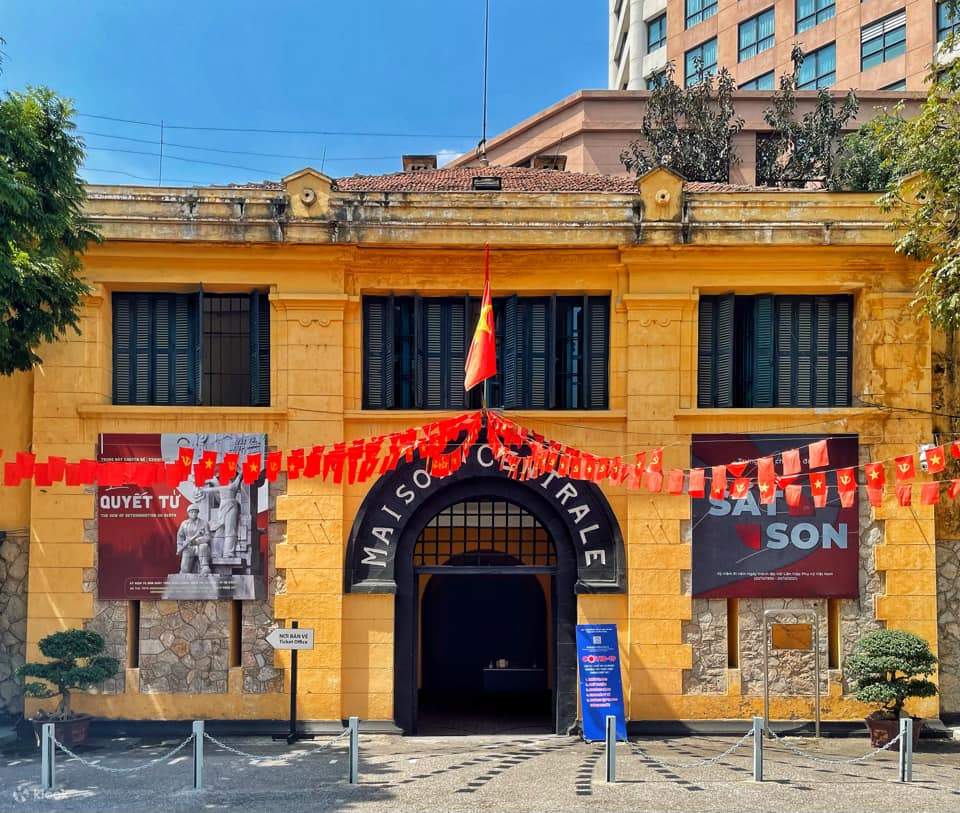 hoa lo prison tour