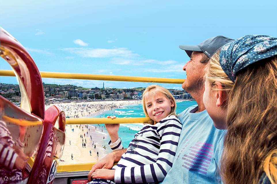 Sydney: Tour in autobus Hop-On Hop-Off - famiglia con vista sulla spiaggia