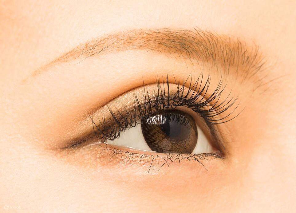 Все наши мастера по наращиванию ресниц обладают государственной квалификацией и используют профессиональные техники и знания, чтобы обеспечить клиентам безопасную и тщательную процедуру.