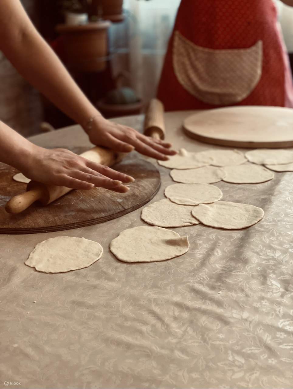 Aquí extendemos la masa para hacer khinkali.