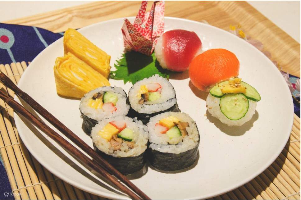 Tsukiji Outer Fish Market Tour und Rolled Sushi Kurs in Tokio