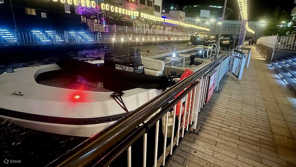 [AVIS IMPORTANT] La taille du bateau peut varier en fonction du nombre de participants. Des bateaux plus grands sont également en service.