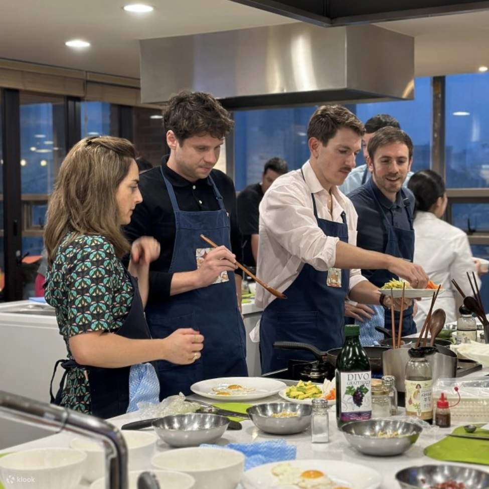 料理をする人々