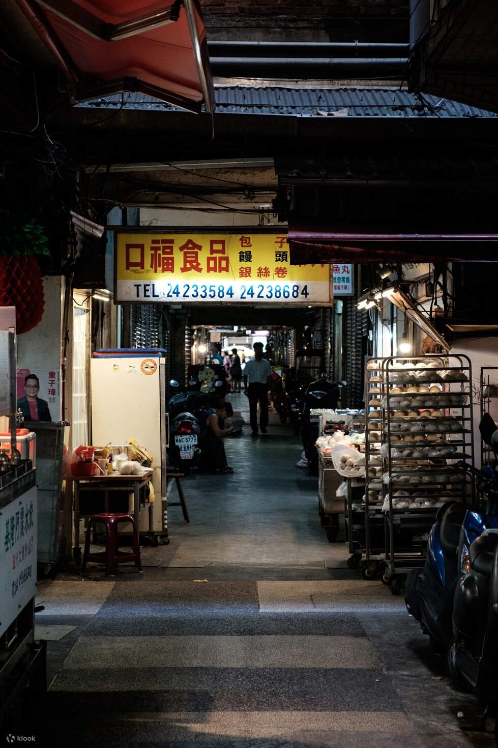Tucked away in the corridor on the first floor is the intriguing and fascinating Huilong Market, worth exploring to discover the locals' secret landscape.