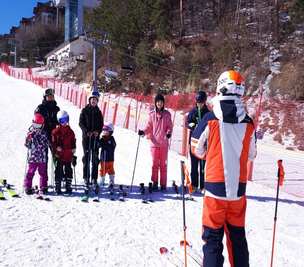 Clases para Extranjeros: Instructor de esquí experimentado que puede conversar en inglés. Clases de grupos pequeños para una formación enfocada. Los estudiantes estarán listos para subir a los telesillas para principiantes al finalizar la clase.