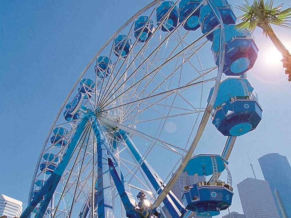 乘坐摩天輪，在高空欣賞美景，感受下方飛濺的樂趣！