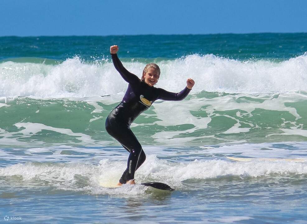 Erleben Sie Surfen mit erfahrenen Surflehrern, genießen Sie kleine Gruppen und erkunden Sie die malerische Great Ocean Road.