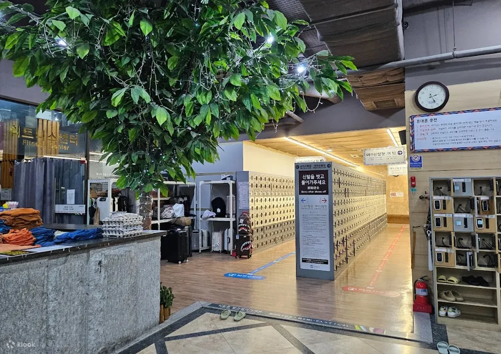 它位于东大门，是游览明洞和钟路等其他旅游景点后放松身心的好地方。