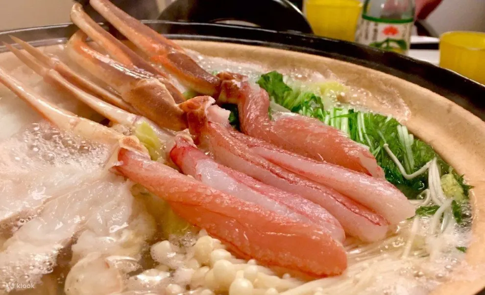 火锅内加入螃蟹河豚等丰盛海鲜食材，鲜甜又可口