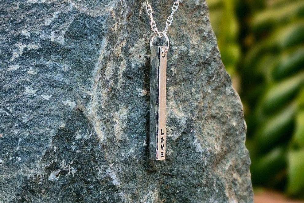 Liontin persegi panjang dengan tulisan 