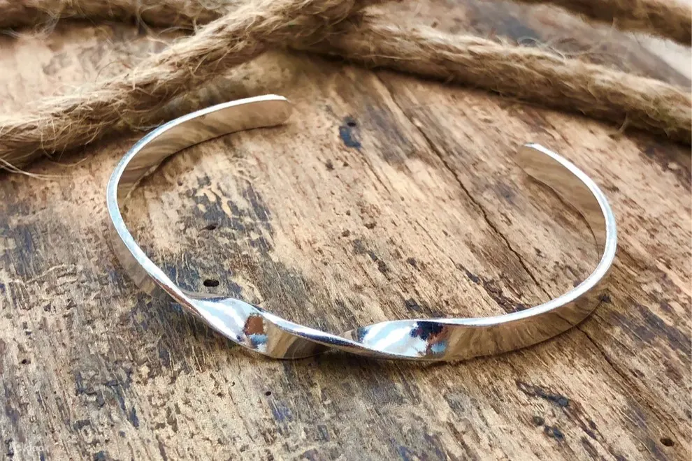 Adjustable silver bangle