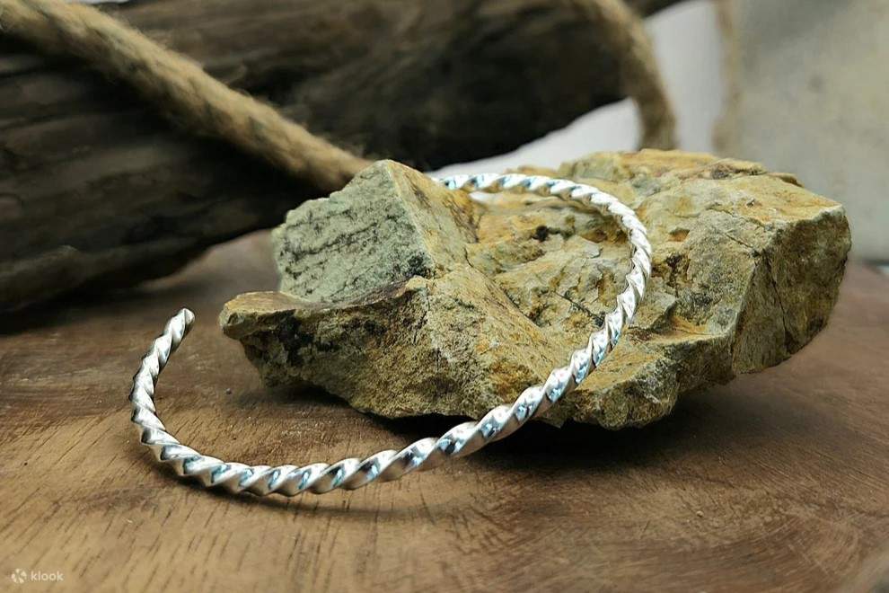 Bracciale rigido in argento intrecciato regolabile