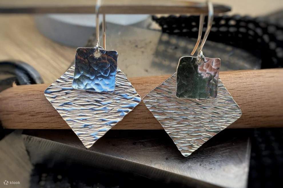 Sepasang anting-anting cangkuk berjuntai