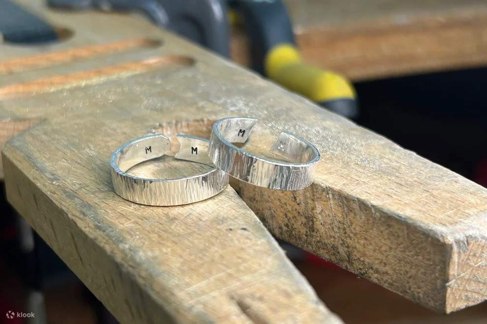 Dua cincin perak yang dapat disesuaikan