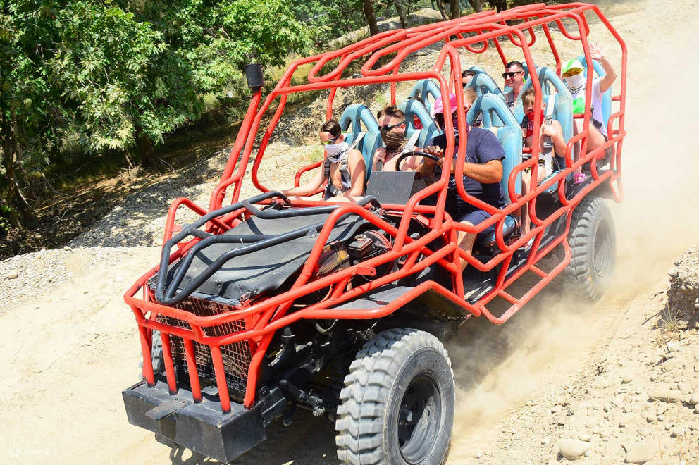 Отправьтесь на внедорожное сафари по потрясающим пейзажам и уникальным скальным образованиям Каппадокии.