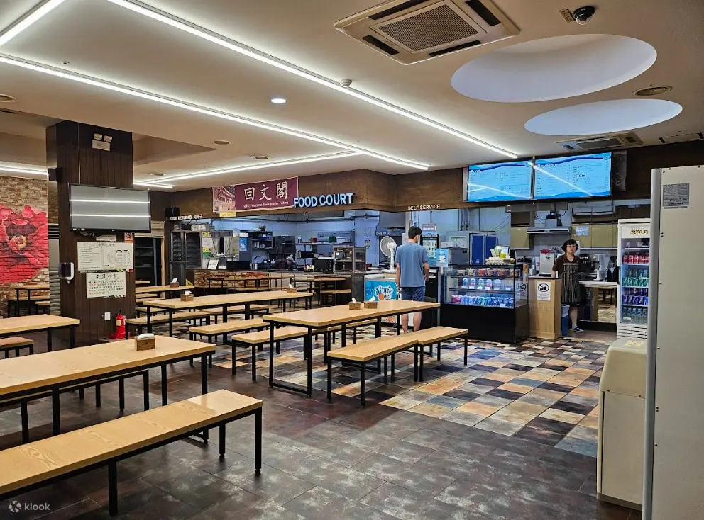 吃完汗蒸饭后，您可以在美食广场享用美味的餐点，菜单选择多样，可以满足您的饥饿感。