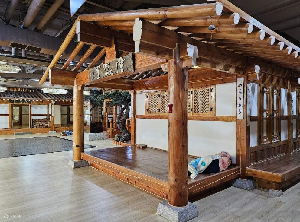 At SPAREX Jjimjilbang, you can enjoy a variety of facilities and programs, including dry and wet saunas, spacious sleeping areas, body scrub programs, ice rooms, and clay rooms.