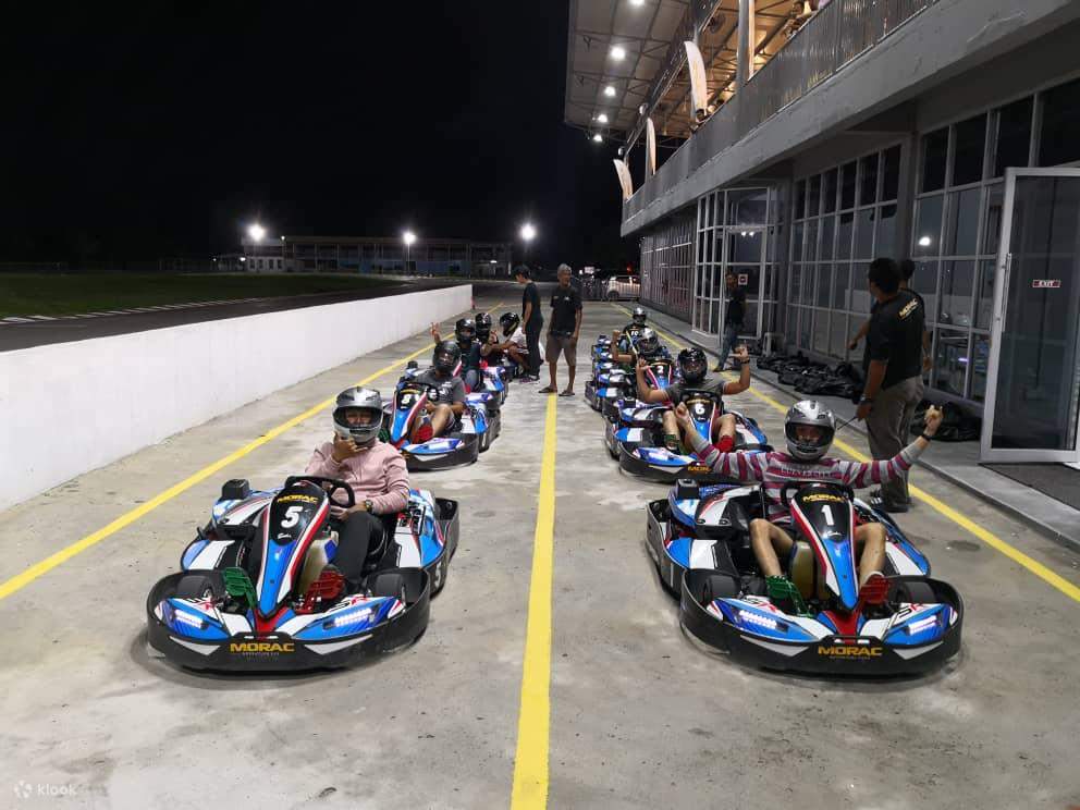 người chơi đã sẵn sàng cho cuộc đua go kart 