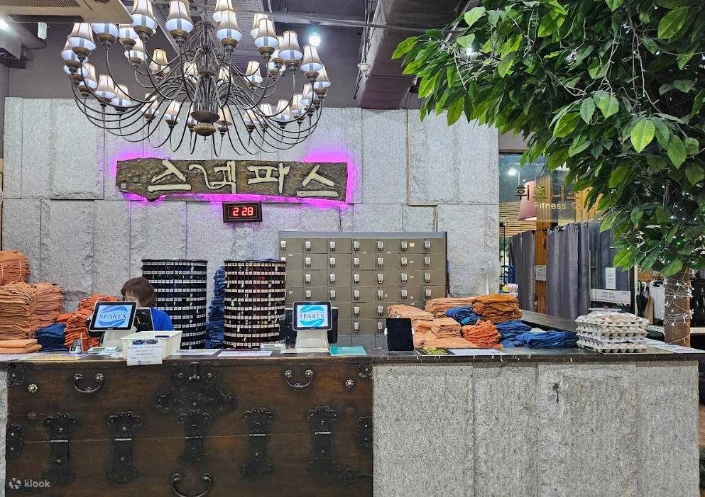 Dongdaemun SPAREX Good Morning City is the largest Jjimjilbang in Seoul, blending traditional Korean sauna elements with modern design.