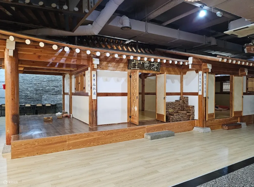 室内采用传统韩屋建筑风格和天然木质材料，营造出放松和宁静的氛围。