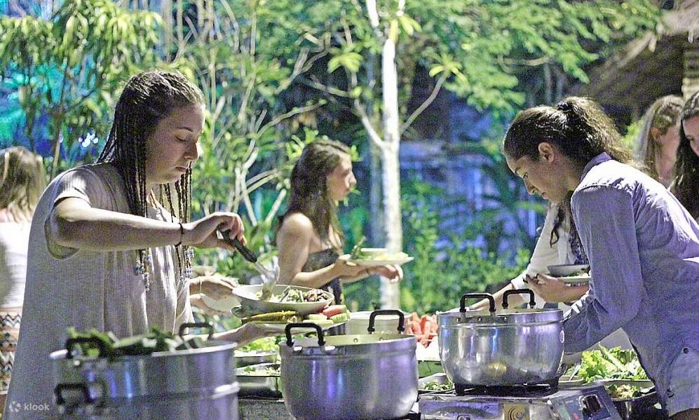 tourists cooking thai cuisines