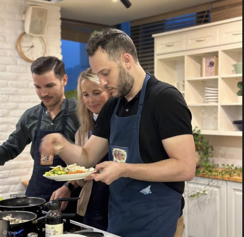 人們烹飪韓國料理