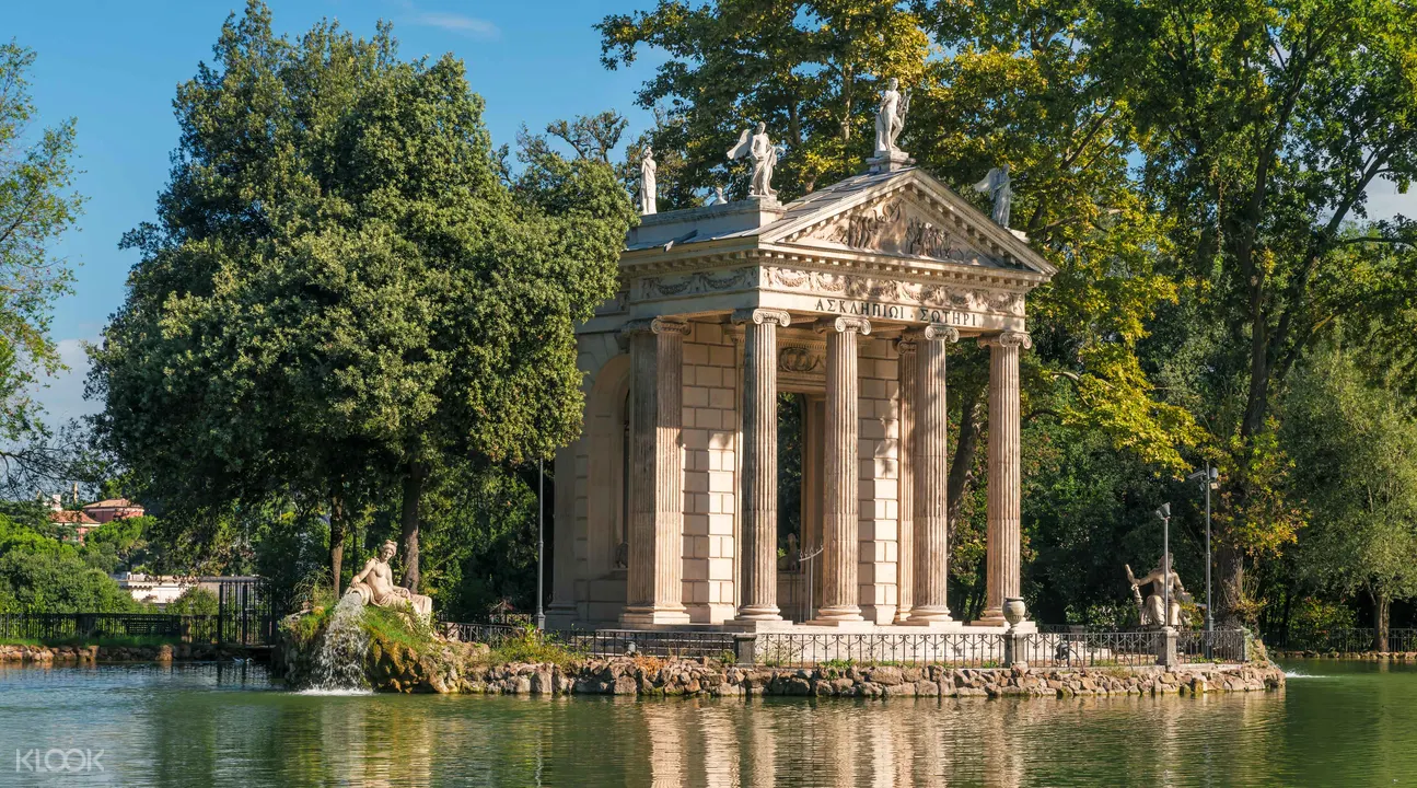 Petit temple romain au milieu d'un lac dans les jardins de la galerie Borghèse