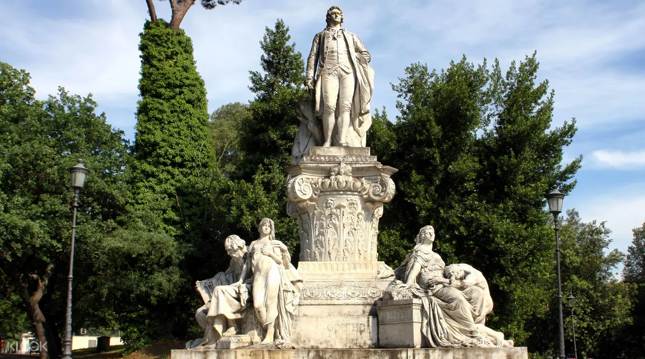 Statue dans les jardins de la villa Borghèse