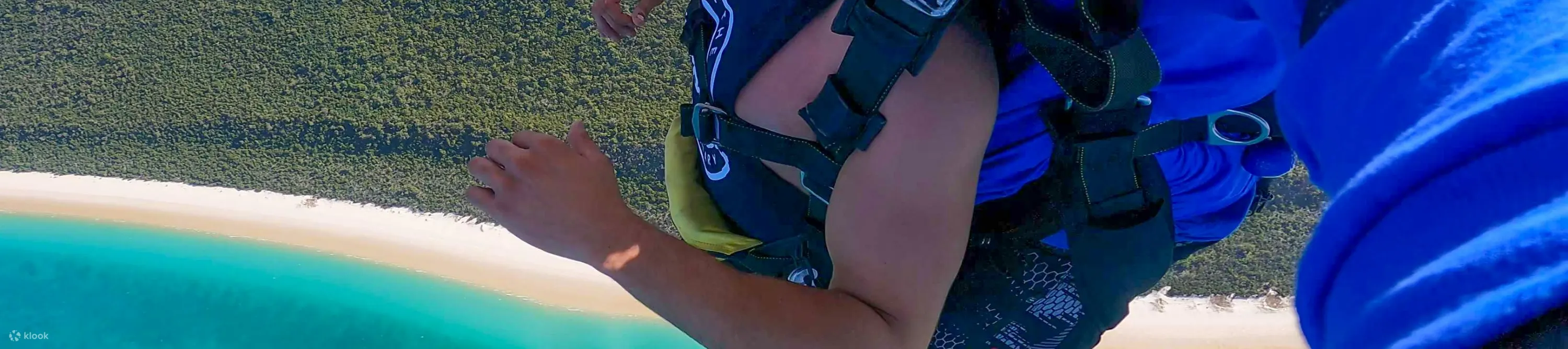 双人跳伞者在艾尔利海滩令人惊叹的海岸景观上空翱翔，潜入未知世界