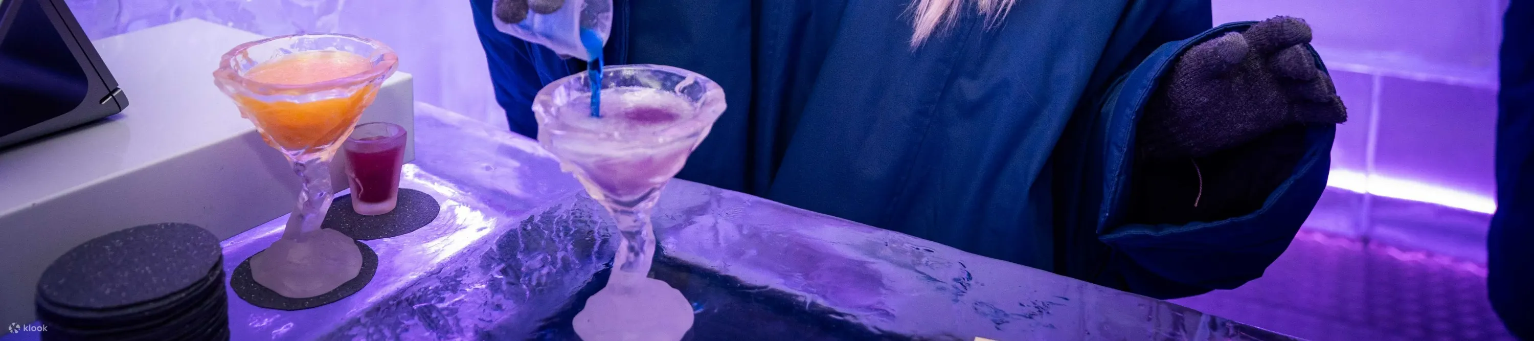 在 IceBar 喝一杯完全由冰制成的清爽鸡尾酒