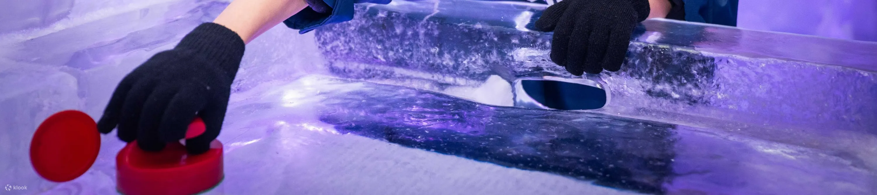 与朋友在令人惊叹的冲浪者天堂 IceBar 享受凉爽的夜晚