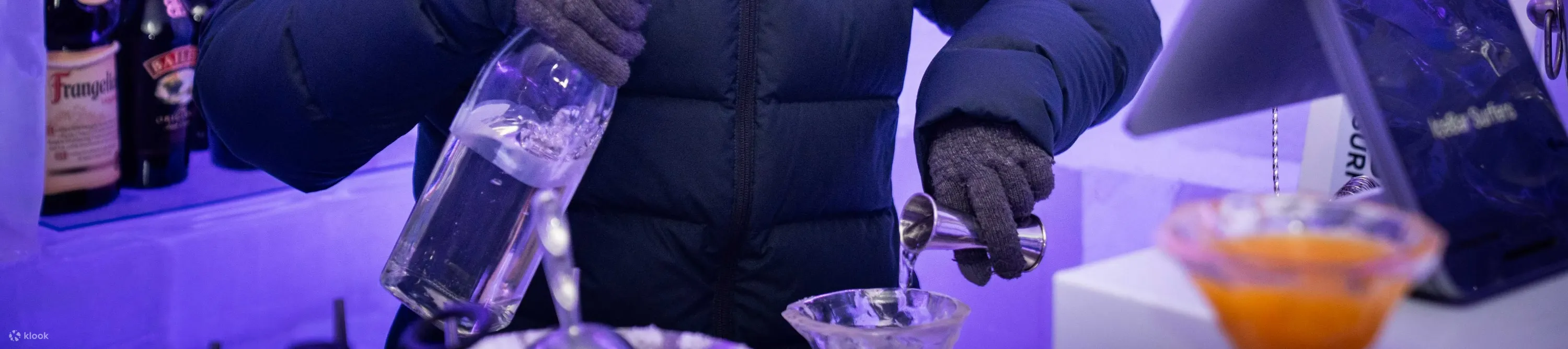 一边欣赏令人惊叹的冰雕和充满活力的灯光，一边享用冰镇鸡尾酒