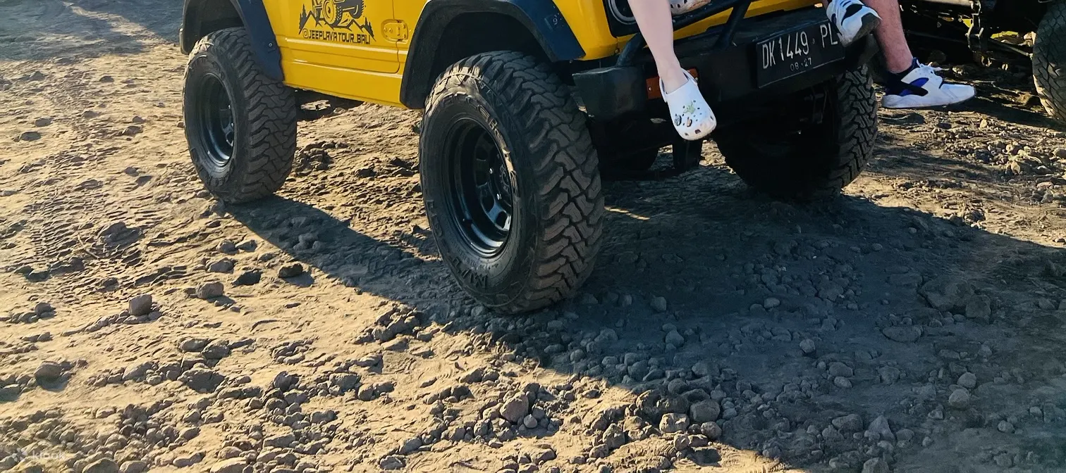 金塔马尼的四轮驱动吉普车和巴杜尔火山口日出徒步旅行