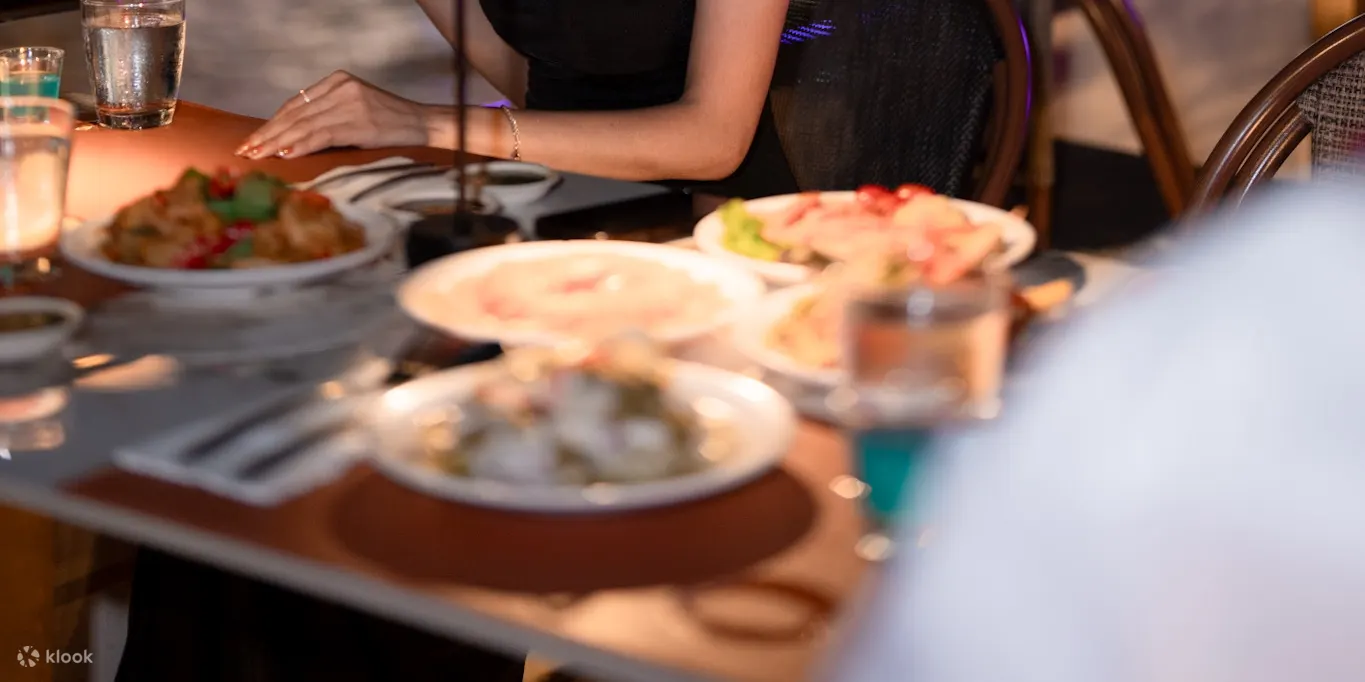 在曼谷湄南河的豪华游轮上品尝美味佳肴，享受浓郁的风味和令人惊叹的美景。
